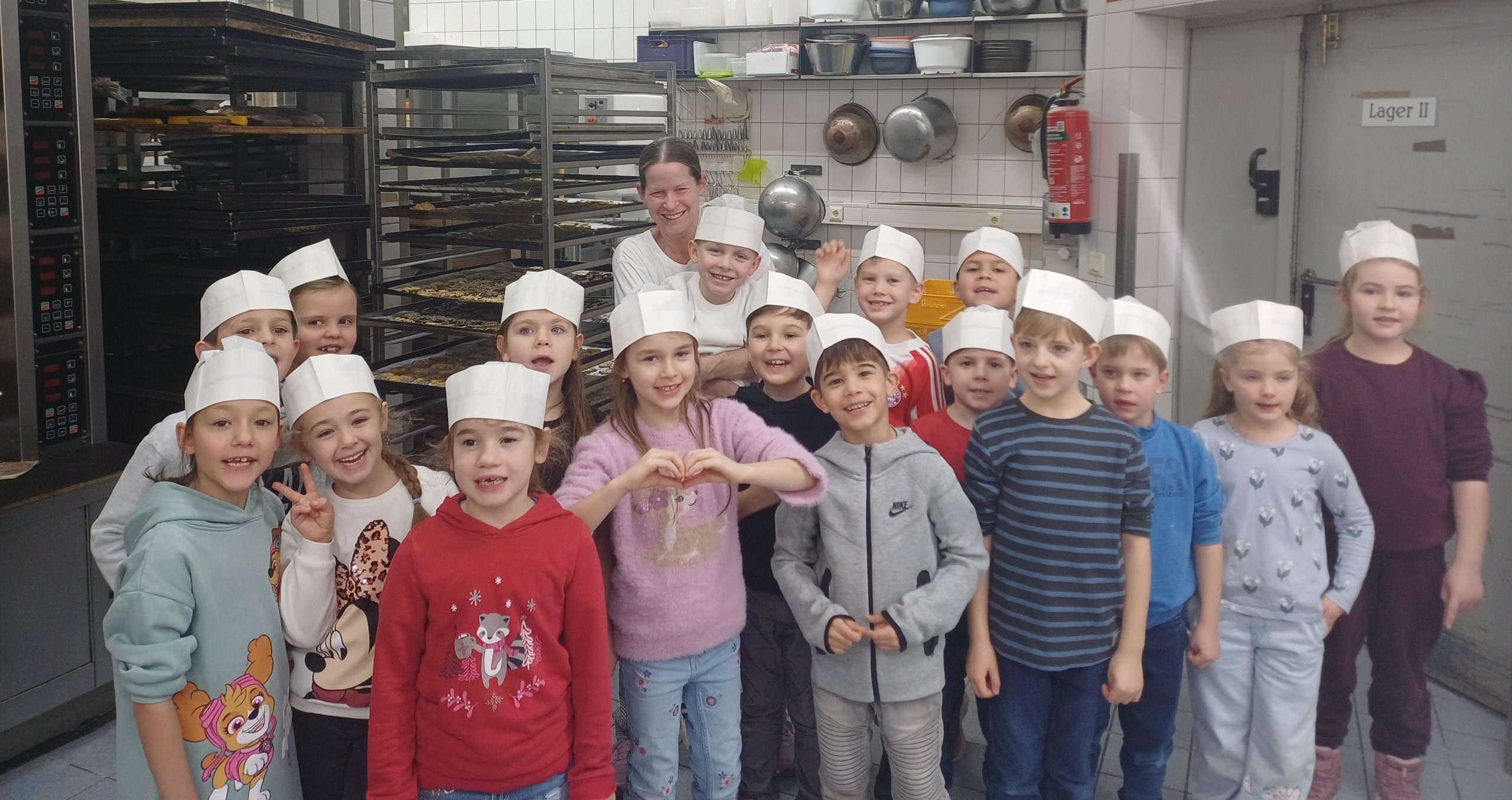 Erste Klassen in der Weihnachtsbäckerei