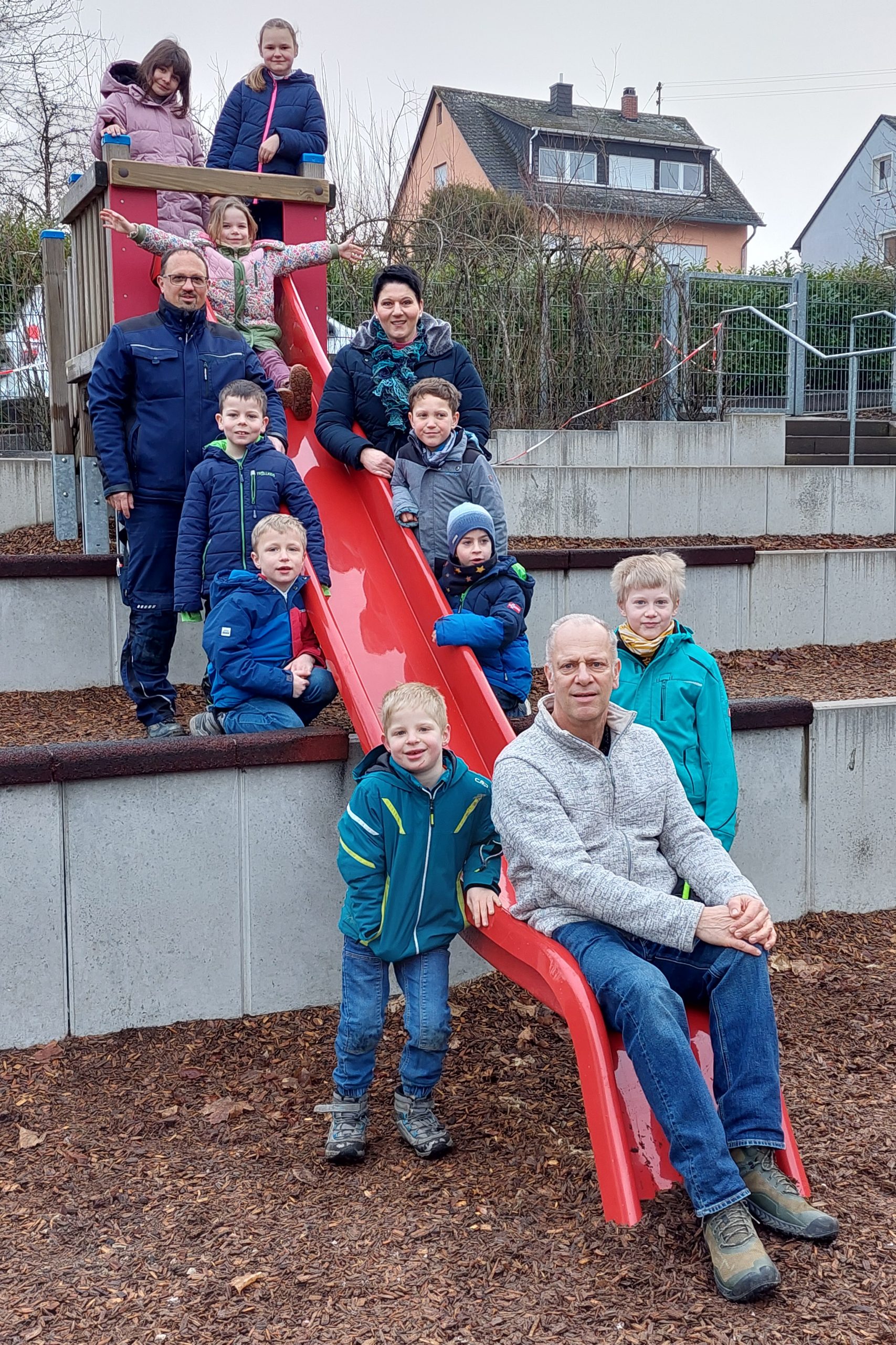 Neue Rutsche auf dem Schulhof