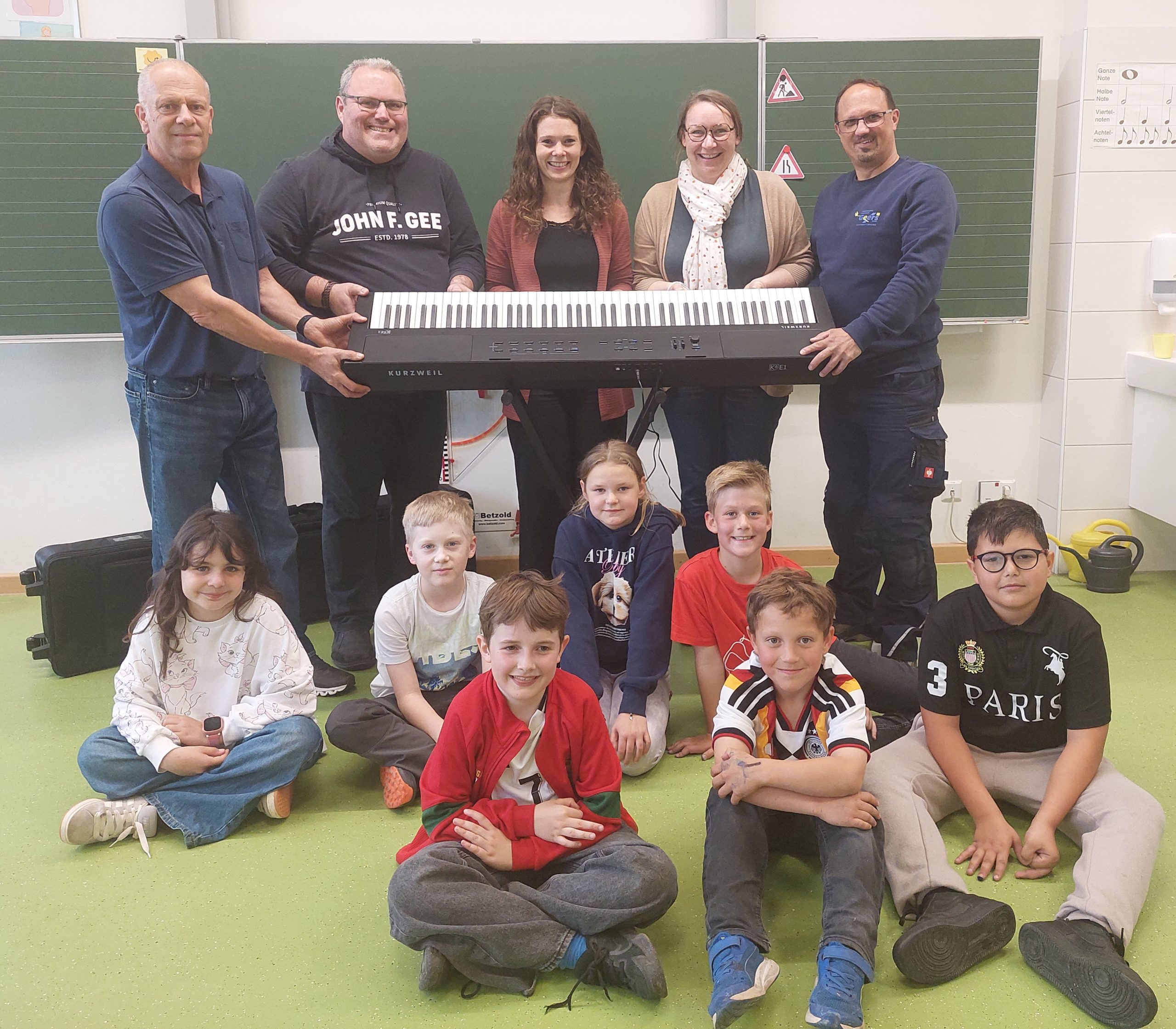 Neues E-Piano für die Grundschule Emmelshausen